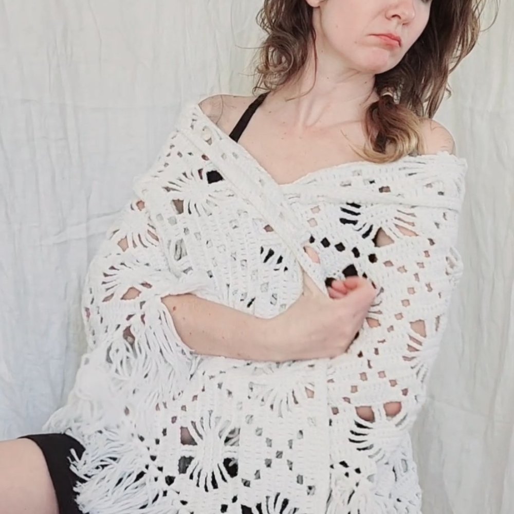 white cottagecore granny shawl, Vintage 1970 handmade fringe crochet shrug scarf - Picture 3 of 16